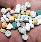 Dupla é presa com mais de mil comprimidos de LSD em condomínio em Maceió