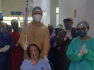 Senhora de 81 anos recebe alta após contrair Covid-19