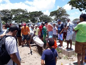 Corpo de criança de 7 anos assassinada é sepultado neste domingo (13), em Maceió