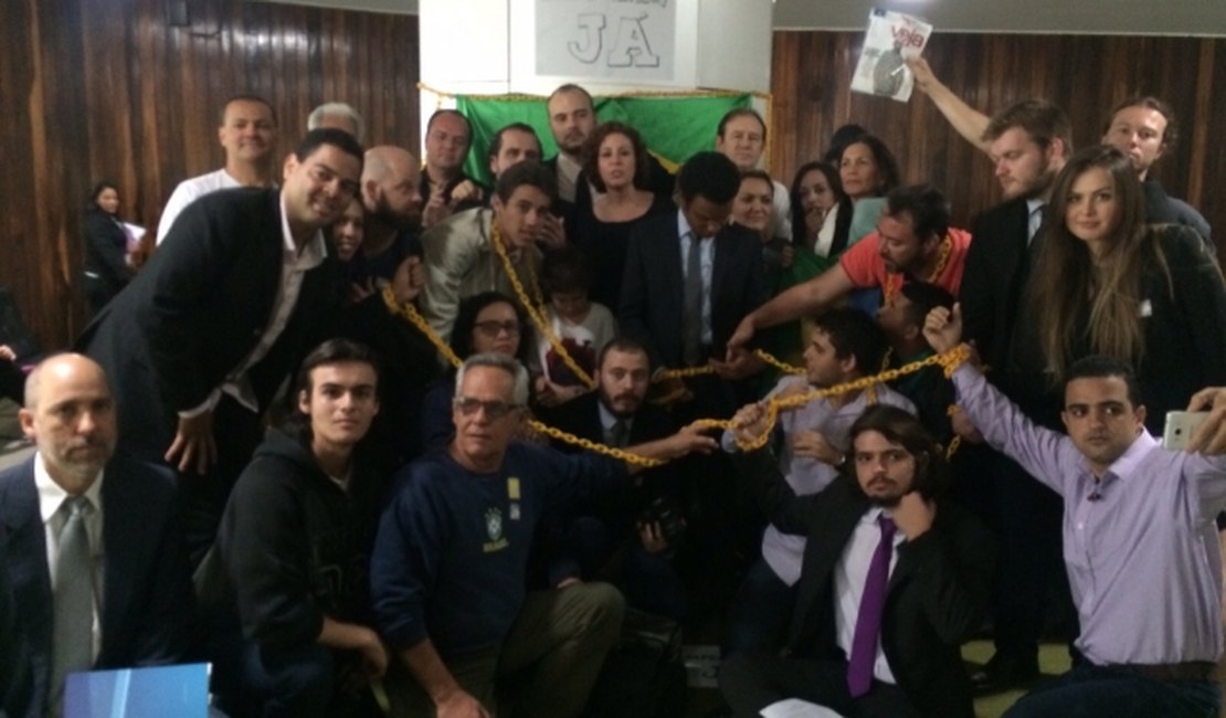 Arapiraquense acampa em Brasília pelo impeachment