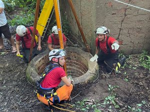Cadáver em estado de decomposição é retirado de fossa no Feitosa