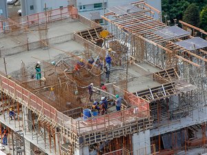 Volume de pessoal ocupado na indústria da construção cai quase 40% em dez anos