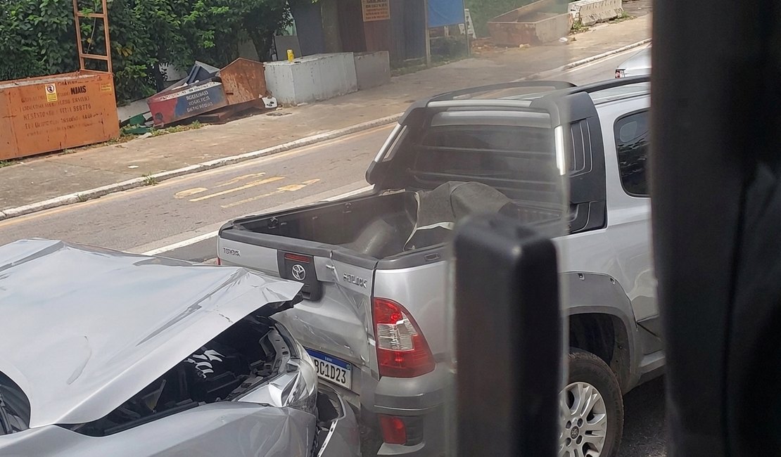 Engavetamento envolvendo cinco veículos congestiona Avenida Josefa de Melo