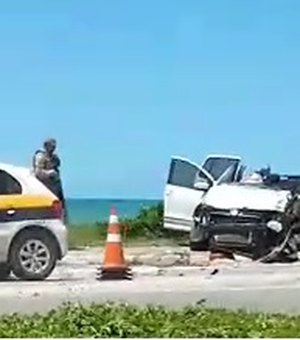 [Vídeo] Acidente entre caminhão, carreta e carro deixa uma pessoa morta e outra presa as ferragens