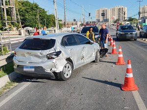 Colisão entre caminhão e carro causa transtornos no trânsito da Avenida Menino Marcelo