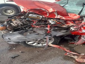 Acidente entre carro e caminhão dos Correios deixa mulher ferida na AL-101 Sul