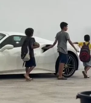 Viralizou: ao verem Ferrari, meninos abraçam e beijam o carro
