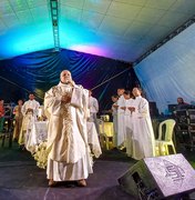 Primeira noite da Romaria de Frei Damião reúne fiéis com missa e show do Frei Sílvio