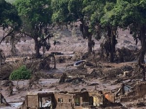 Justiça manda Samarco realizar perícia de emergência em barragem