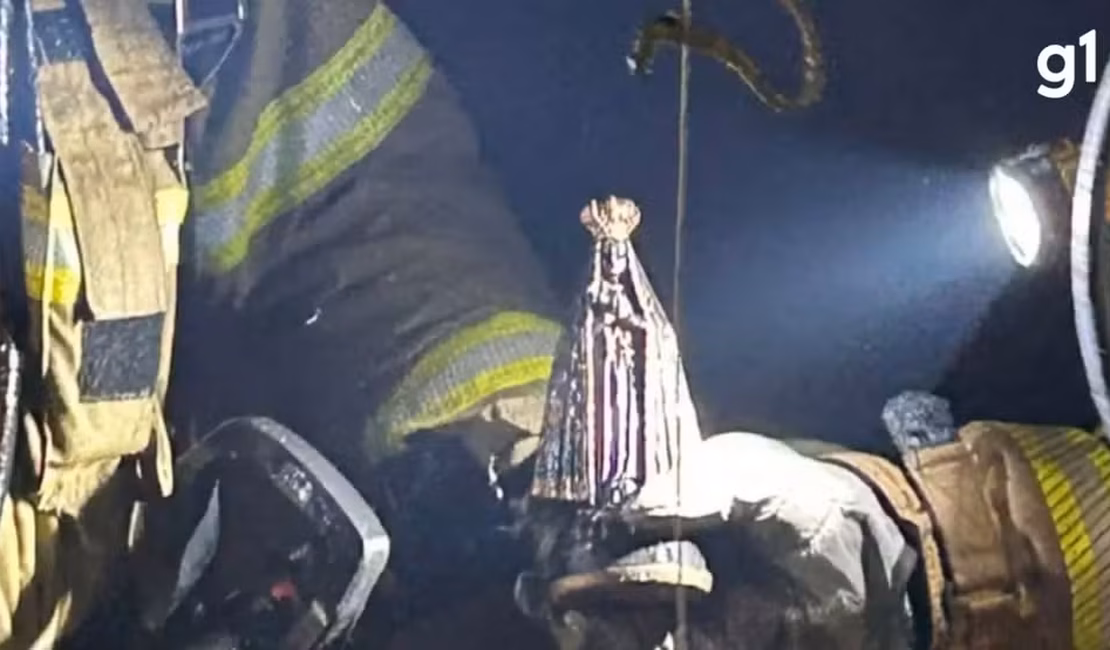 Imagem de Nossa Senhora é encontrada intacta em casa destruída por incêndio