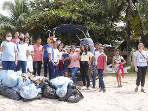 Estudantes participam de mutirão de limpeza na Praia de Maragogi