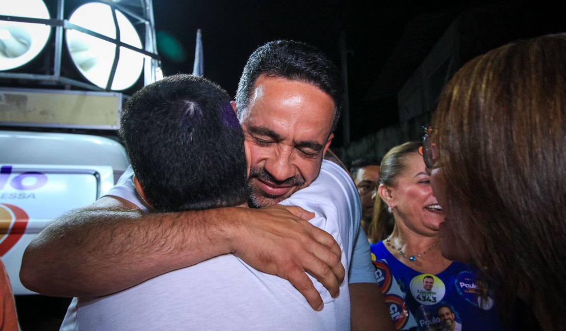 Paulo Dantas faz caminhada com moradores de Fernão Velho