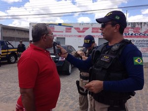 PRF prende três pessoas e apreende um adolescente