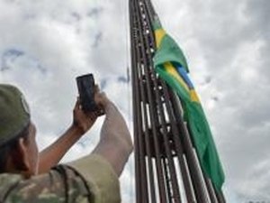 Banda da Guarda Presidencial toca rock, após troca da bandeira