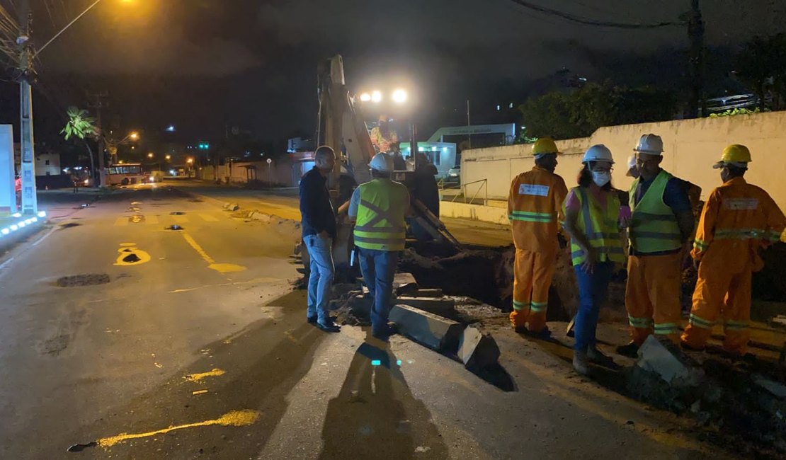 Obras de esgotamento sanitário interditam totalmente a Av. Gustavo Paiva no turno da noite