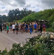 Protesto de indígenas interdita BR-101 no município de Joaquim Gomes