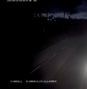 Vídeo flagra momento em que carro de sargento da PM colide com caminhão na BR-104, em Branquinha