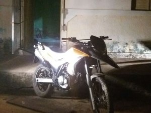 Dupla é presa com motocicleta roubada em residência