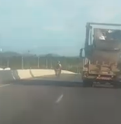 [Vídeo] Motorista flagra lixo sendo transportado de forma irregular na AL-115