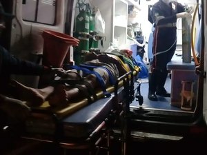 Motociclista é socorrido em estado grave após colisão com caminhão