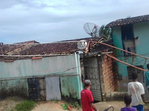 Torre de 15 metros cai e danifica telhado de casas em Rio Largo