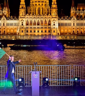 Oposição vence na Hungria e põe fim a 16 anos de governo Orbán