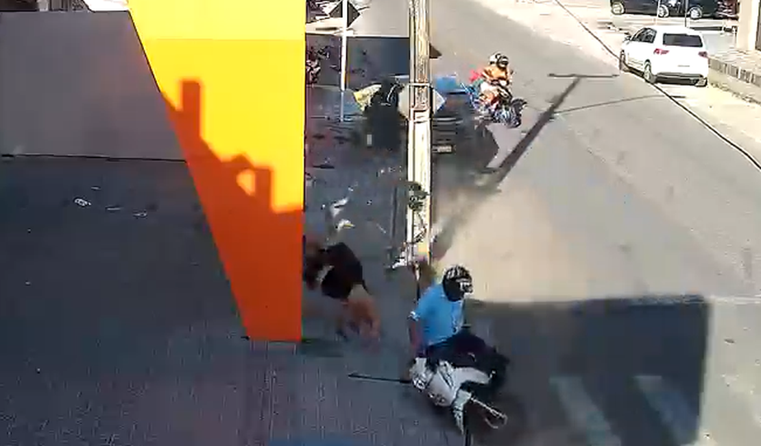 Carro elétrico desgovernado colide contra motos, caminhão e árvore em Penedo