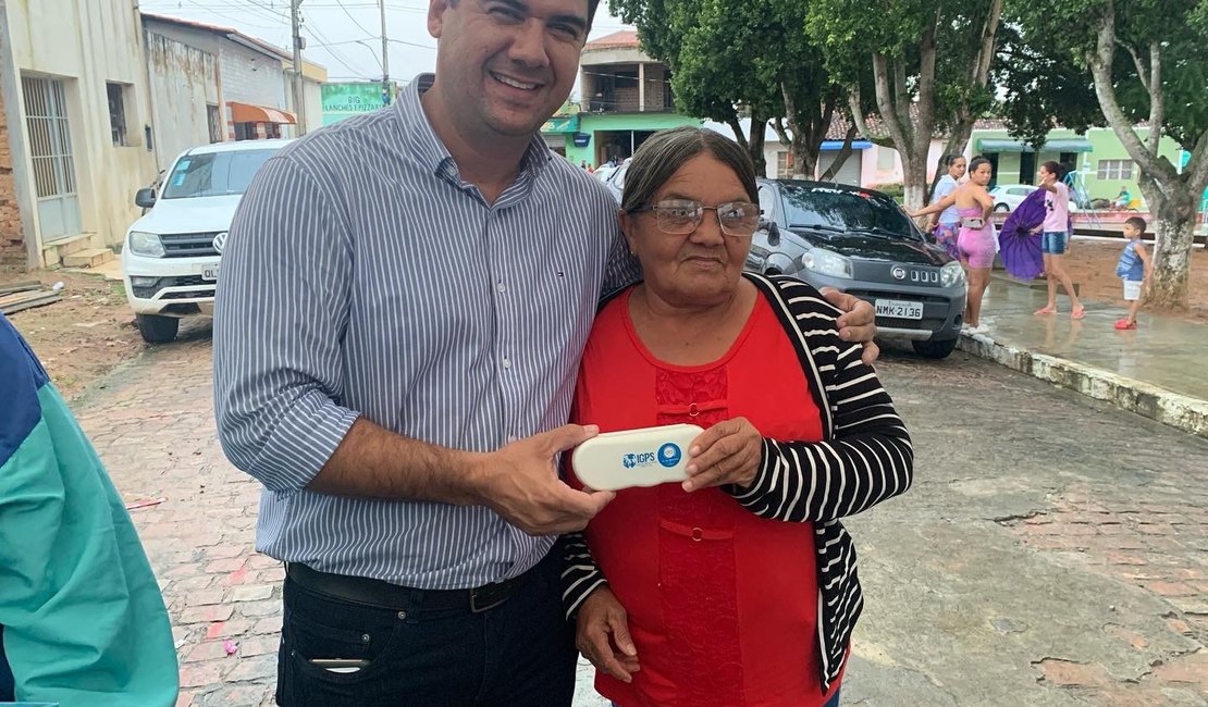 Secretaria de Saúde entrega óculos para pacientes da zona rural de Palmeira