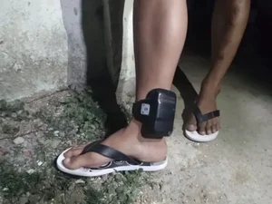 Após troca de tiros, homem com tornozeleira eletrônica é preso na Barra de Santo Antônio