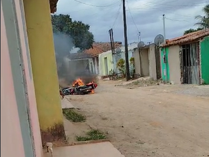 [Vídeo] Mulher toca fogo em moto do companheiro na Vila São José, em Arapiraca