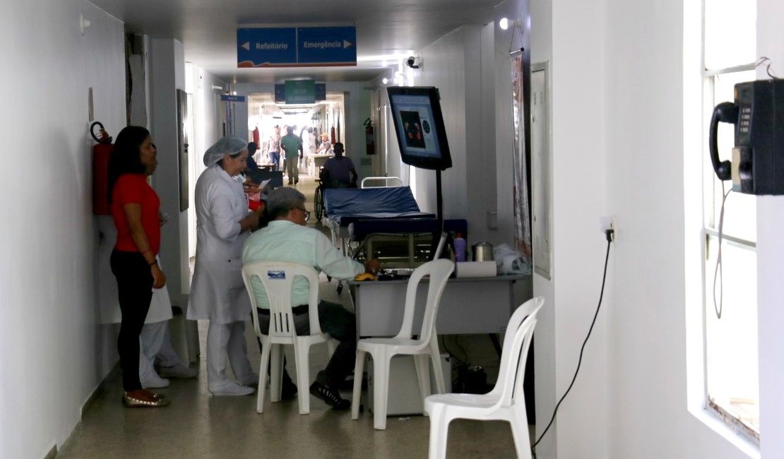 Hospital de Emergência tenta localizar parentes de paciente que foi vítima de atropelamento e está internada em estado grave