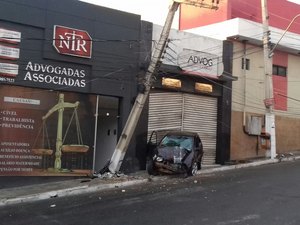 Motorista embriagado colide contra poste de energia