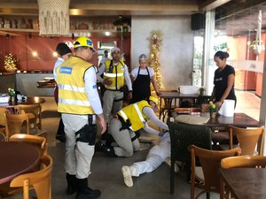 Ronda no Bairro prende suspeito por tráfico de drogas e auxilia em atendimento a vítima de mal-estar na orla de Maceió