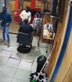 Câmera de segurança flagra momento que assaltantes entram em barbearia no Jacintinho, Maceió