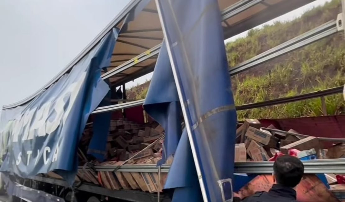 Carga de café tomba de carreta e produtos são saqueados na rodovia BR-101