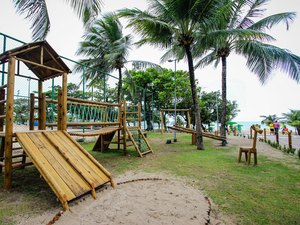 Prefeito Rui Palmeira inaugura parque infantil público na Pajuçara