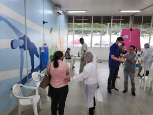 [Vídeo] Idosos lotam ginásio no primeiro dia de vacinação para maiores de 79 anos em Arapiraca