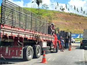 Tombamento de caminhões deixa homem preso às ferragens em Joaquim Gomes