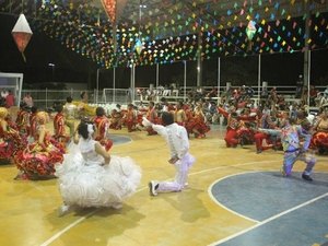 Quadrilhas matutas e estilizadas dão show no polo do Sesc
