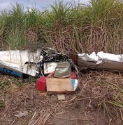 Destroços de avião com carga de cocaína que caiu em Coruripe são levados para Arapiraca
