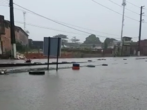 Chuvas alagam ruas do bairro Levada, em Maceió