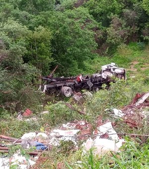 Caminhoneiro cai em ribanceira na Serra das Pias e morre
