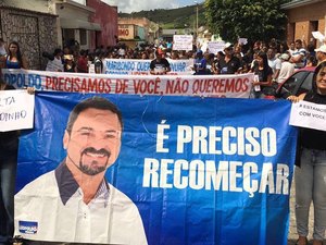 [Vídeo] Ato pede retorno ao cargo de prefeito acusado de agredir mulher