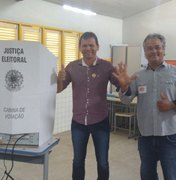 Lindomar Ferreira e Tarcizo Freire foram os primeiros candidatos a prefeito a votar