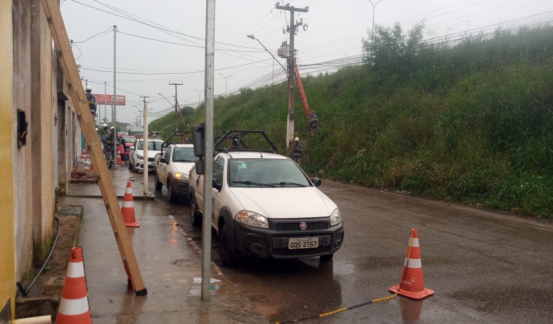 Equatorial retira postes de calçadas do bairro Planalto