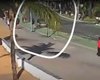 Vídeo mostra momento em que carro invade faixa e atinge corredora na orla de Ponta Verde