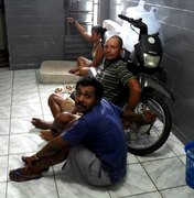  Em delegacia  de Alagoas, presos são algemados em grades e em motocicletas