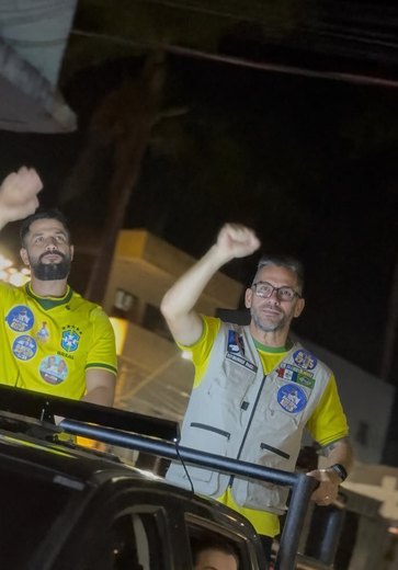 Leonardo Dias e Fábio Costa percorrem Palmeira dos Índios em grande carreata da Direita