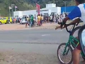 [Vídeos] Amigos e familiares protestam contra morte de jovens que supostamente trocaram tiros com a polícia