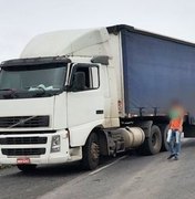 Caminhoneiros fecham rodovia federal no sertão de Alagoas 